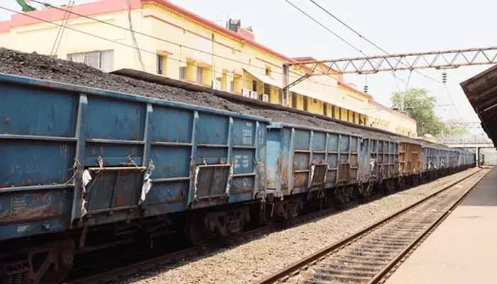 Goods Trains: గూడ్స్ రైలులో పొగలు.. సిబ్బంది అప్రమత్తతో తప్పిన పెను ప్రమాదం