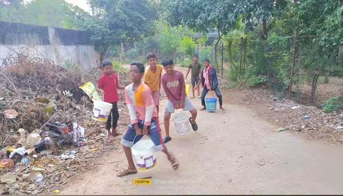 అయ్యో పాపం.. చిట్టి చేతులకు ఎంత కష్టం..