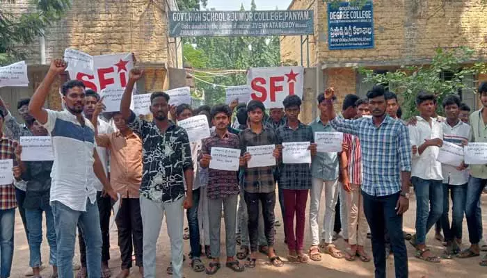 స్కూల్ చుట్టూ ఉన్న షాపులు వెంటనే తొలగించాలి: SFI జిల్లా అధ్యక్షుడు