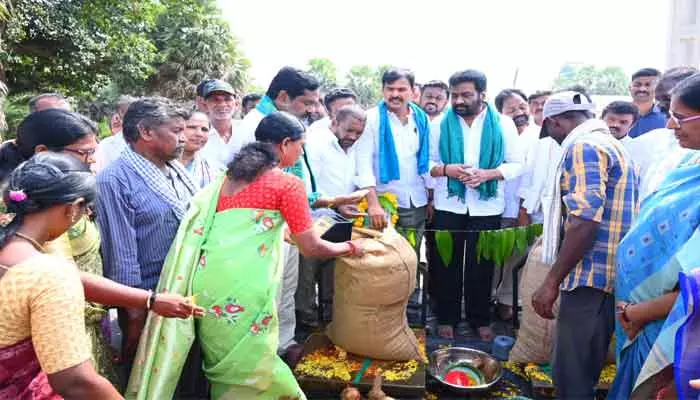 MLA : కొనుగోలు కేంద్రాలను రైతులు సద్వినియోగం చేసుకోవాలి