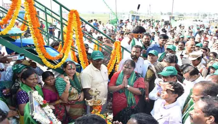 ఘ‌నంగా కొమురం భీం విగ్రహన్ని ఆవిష్కరించిన మంత్రి సీతక్క