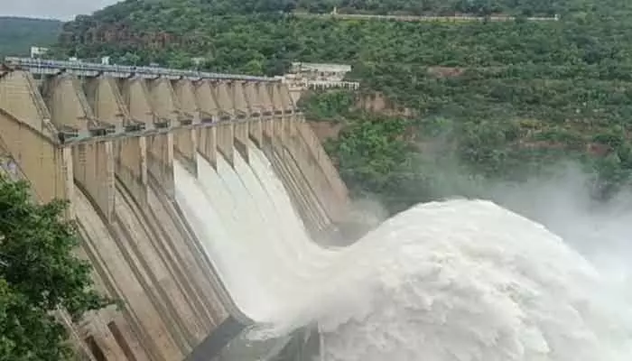 మరోసారి భారీగా శ్రీశైలం జలాశయానికి కొనసాగుతున్న వరద