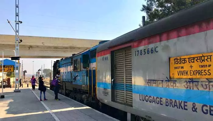 Vivek Express: వివేక్ ఎక్స్ ప్రెస్ కు తృటిలో తప్పిన పెనుప్రమాదం