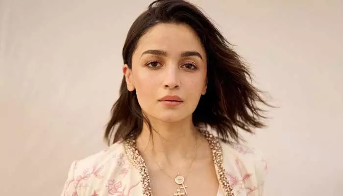 Alia Bhatt: అందం కోసం సర్జరీలు చేయించుకుంటే పక్షవాతం వచ్చింది..