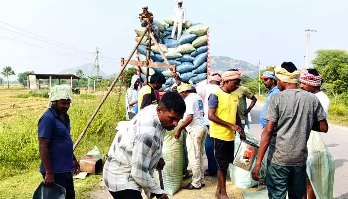 ధాన్యం దళారుల పాలు