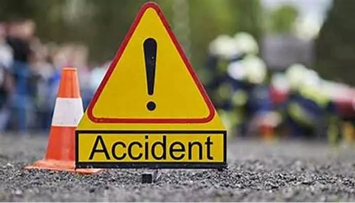 Road accident : ఒకరు మృతి..మరొకరికి తీవ్ర గాయాలు