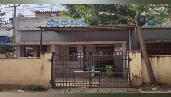 Veterinary Hospital : వాక్సినేషన్ పేరుతో పశువైద్యశాల మూసివేత..