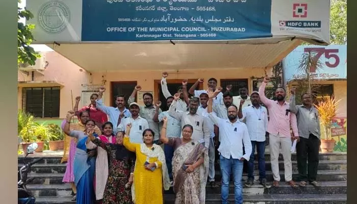 Municipal Office : మున్సిపల్ కార్యాలయం ముందు వార్డ్ అధికారుల ధర్నా..