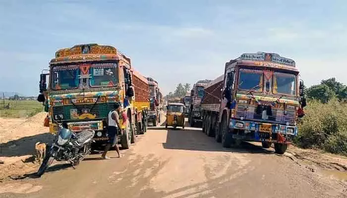 Traffic jam : ఇసుక లారీలతో ట్రాఫిక్ జామ్