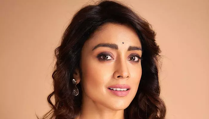 Shriya Saran : 42 ఏళ్ల వయసులోనూ త‌ర‌గ‌ని   శ్రియా అందం