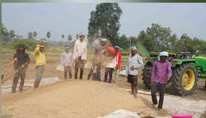 Farmers : కొనుగోళ్లు లేక.. అకాల వర్షాలకు తట్టుకోలేక..