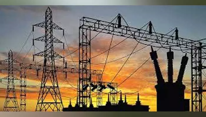 Electricity Department : విద్యుత్ శాఖలో.. కంచె చేను మేసింది..