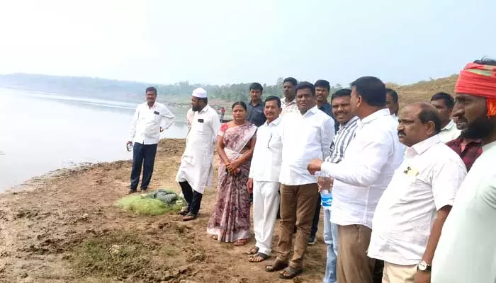 Pranahita river : గల్లంతైన యువకుల కోసం గజ ఈతగాళ్లలో వెతికించండి