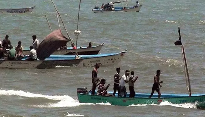 Indian fishermen: 12 మంది భారత జాలర్ల అరెస్ట్.. వెల్లడించిన శ్రీలంక నేవీ