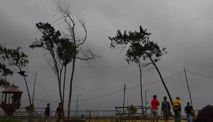 Cyclone Dana: ఒడిశాలో ‘దానా’ బీభత్సం.. 35 లక్షల మందిపై ప్రభావం