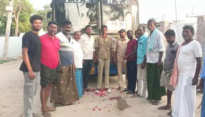 Bus Service: బస్సు పునరుద్ధరణ.. గ్రామంలో సంబురాలు