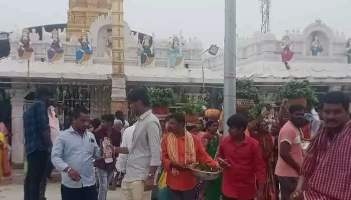 Crowd of devotees : శ్రీ రేణుక ఎల్లమ్మ ఆలయానికి పోటెత్తిన భక్తులు