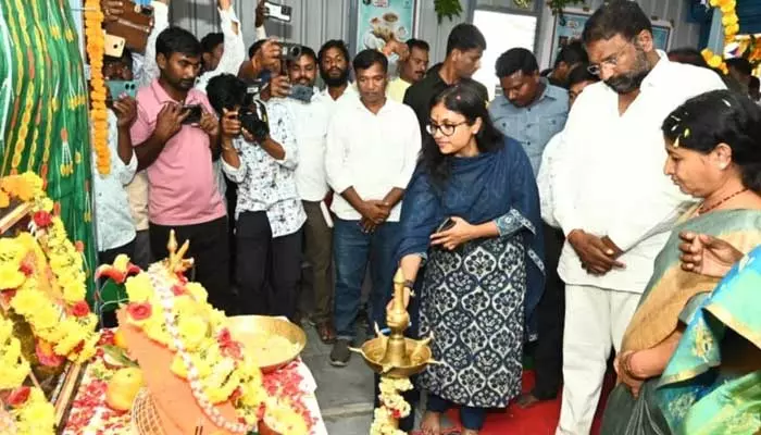 ఇందిరమ్మ మహిళా శక్తి క్యాంటీన్ ప్రారంభించిన ఎమ్మెల్యే, కలెక్టర్