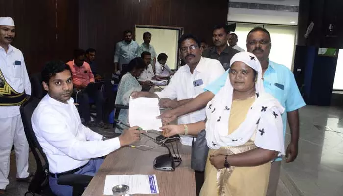 Khammam Collector:  ప్రజావాణి దరఖాస్తుల పరిష్కారానికి ప్రత్యేక ప్రాధాన్యత కల్పించాలి