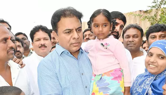 KTR: వేదశ్రీ కుటుంబాన్ని పరామర్శించిన కేటీఆర్.. ఆర్థికసాయం