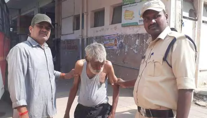 Bus stand :బస్ స్టాండ్ లో అనాథ వృద్ధుడికి అండగా..