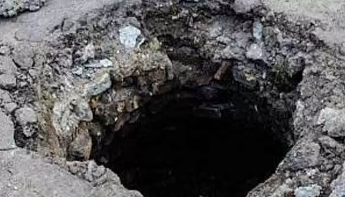 Manholes : ప్రమాదకరంగా మ్యాన్‌హోల్స్‌..అధికారులు పట్టించుకోరా..?