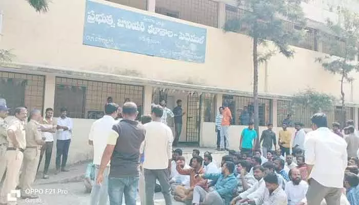 ప్రభుత్వ జూనియర్ కళాశాలలో కీచక ఉపాధ్యాయుడు