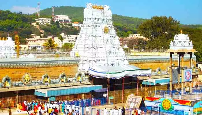 Tirumala Samacharam: తిరుమలలో భారీగా తగ్గిన భక్తుల రద్దీ.. నేరుగా శ్రీవారి దర్శనం