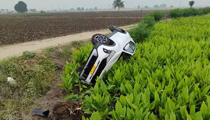 car Accident : అదుపుతప్పి కారు బోల్తా.. యువకుడికి గాయాలు..