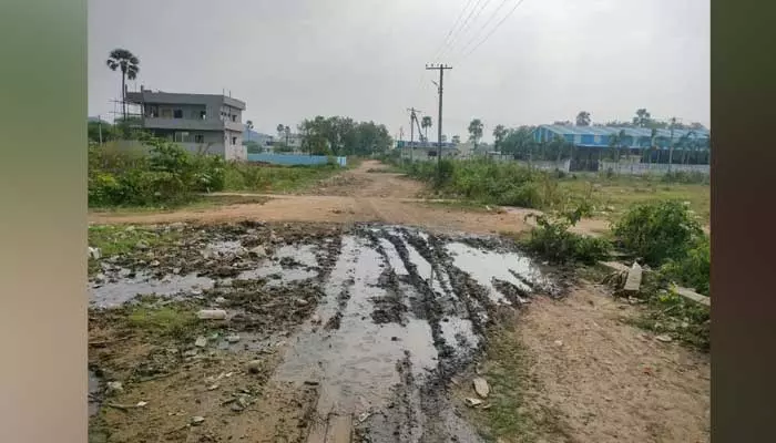 Municipal authorities : రోడ్డు పై పారుతున్న మురుగు.. పట్టించుకోని అధికారులు..