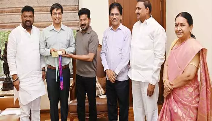 CM Revanth Reddy : సీఎం రేవంత్ రెడ్డిని కలిసిన చెస్ గ్రాండ్ మాస్టర్ పెంటాల హరికృష్ణ