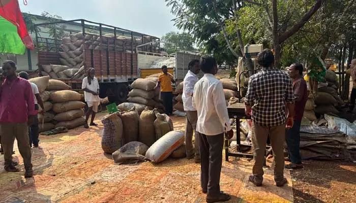 మక్క  రైతుల మనో వేదన.. కొనుగోలు కేంద్రం లేక అవస్థలు