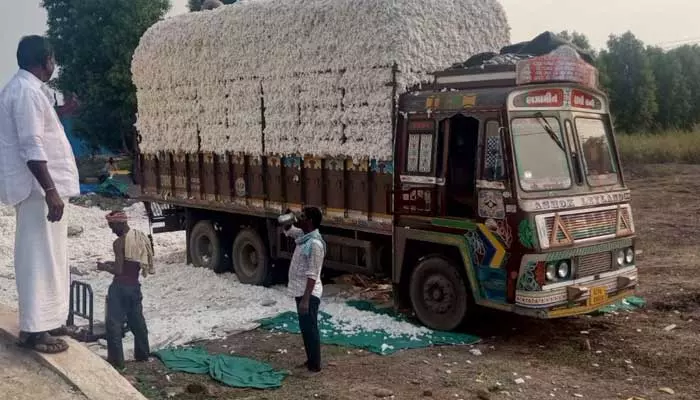 బరువు రాదు... ధర లేదు.. పత్తి రైతు పరేషాన్