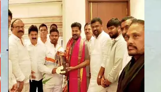 CM Revanth Reddy : సీఎం రేవంత్ రెడ్డిని కలిసిన పవర్ లిఫ్టింగ్ క్రీడాకారుడు మోడెం వంశీ