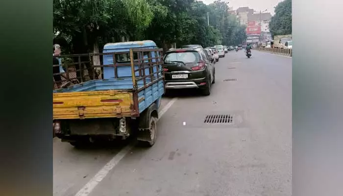 Traffic : పార్కింగ్‌కు నిలయంగా ప్రధాన రహదారి..