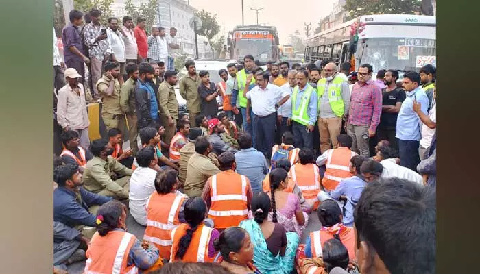 Accident : ప్రవేట్ బస్సు ఢీ.. రాంకీ సంస్థ ఉద్యోగి మృతి..