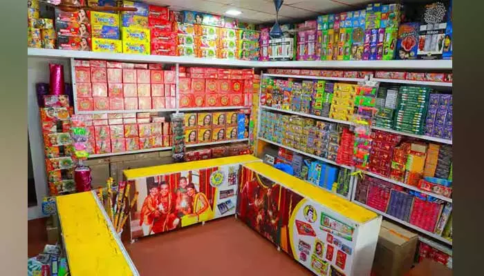 cracker shops : లెక్కకు మించి.. నగరంలో ఇష్టారాజ్యంగా క్రాకర్స్ షాపులు..