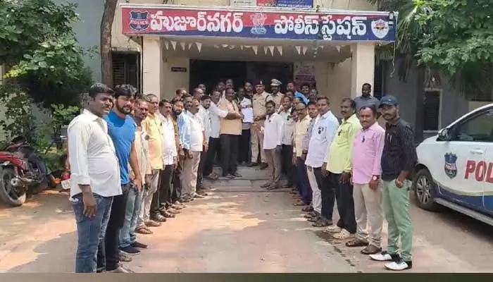 journalists : జర్నలిస్టుల పై జరుగుతున్న దాడులను అరికట్టాలి..