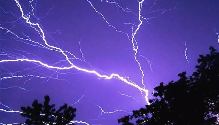 lightning : పిడుగుపడి వ్యవసాయ కూలీ మృతి