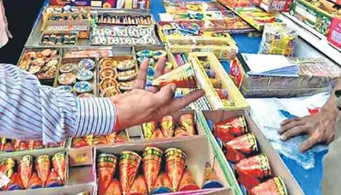 Firecracker shops : అనుమతి  లేకుండా పటాకుల దుకాణాలు