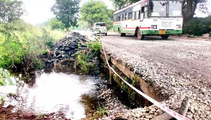 ప్రమాదాలు జరుగుతున్న కల్వర్టు నిర్మించరా..?