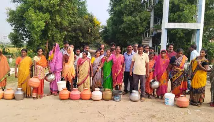 పండగ పూట... మంచినీళ్లకై పడరాని పాట్లు.