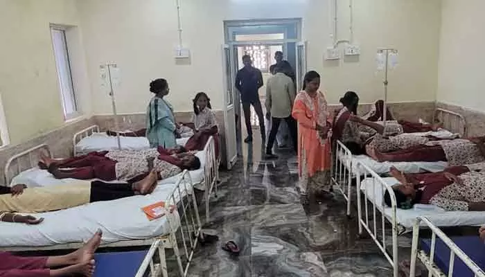 Food poisoning : గిరిజన బాలికల ఆశ్రమ పాఠశాలలో ఫుడ్ పాయిజన్..30 విద్యార్థినులకు అస్వస్థత