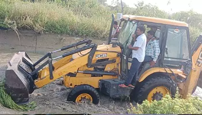 Moss removal : మేజర్ కాలువలో నాచు తొలగింపు