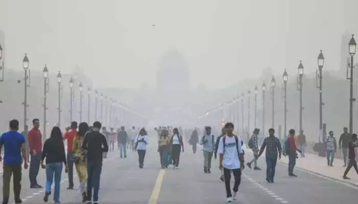 Delhi Air Pollution: గ్యాస్ ఛాంబర్ గా ఢిల్లీ.. మరింత పడిపోయిన గాలి నాణ్యత