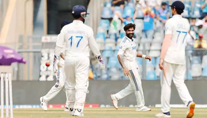 IND Vs NZ: స్పిన్నర్ల మాయాజాలం.. కష్టాల్లో కొట్టుమిట్టాడుతోన్న న్యూజిలాండ్