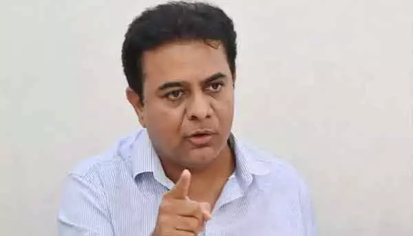 KTR: పోలీసులే దొంగల్లెక్క ఇళ్ల మీద పడ్డారు.. మాజీమంత్రి కేటీఆర్ సంచలన ట్వీట్