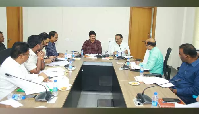 పెండింగ్ దరఖాస్తుల పరిష్కారానికి ప్రాధాన్యత ఇవ్వాలి : కలెక్టర్