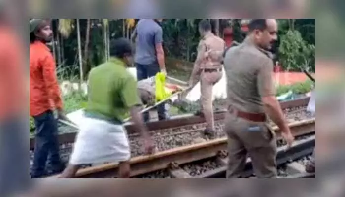 Train Accident : కేరళలో దారుణం.. రైలు ఢీకొని నలుగురు కార్మికులు దుర్మరణం