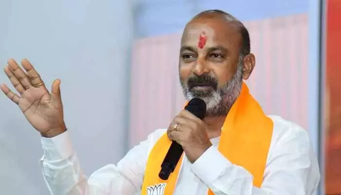 Bandi Sanjay: చర్యలు తీసుకోకుండా పొడిగింపు ఎందుకు.. కాంగ్రెస్ పై బండి సంజయ్ విమర్శ